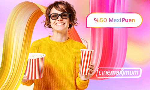Elinde patlamış mısır ve içecek, Cinemaximum'da film izlemeye hazırlanan genç kadın ve %50 MaxiPuan