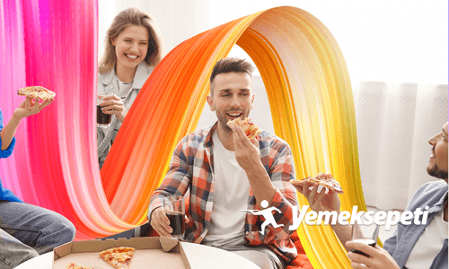 Yemeksepeti'nden pizza siparişi vermiş, pizza yiyip kola içen iki erkek  ve bir kadın görseli