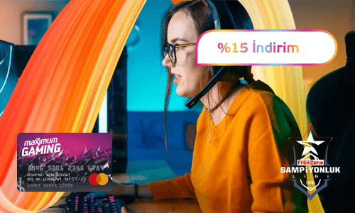 Bilgisayar karşısında heyecanla e-spor oyunu oynayan genç kadın, Maximum Gaming Kart ve %15 indirim