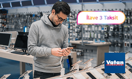 Vatan Bilgisayar mağazası içinde telefon bakan gülümseyen, gözlüklü erkek görseli ve ilave 3 taksit