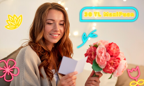 Çiçeksepeti kampanyasına yönelik elinde kırmızı çiçekler tutarken çiçekteki kartı okuyan genç kız