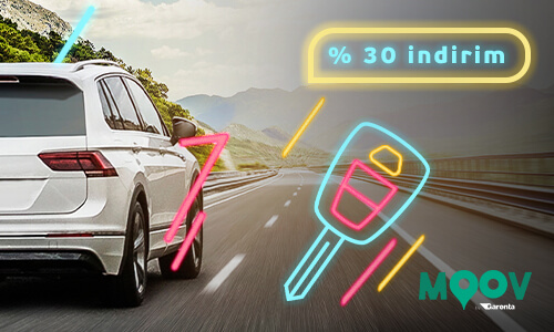 Yolda giden bir araba, neon anahtar görseli ve Moov kampanya bilgisi
